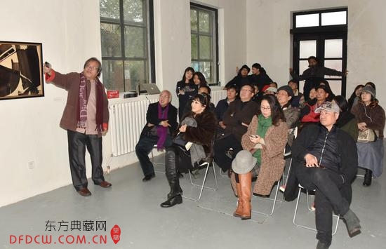 策展人萧琼瑞先生正在做关于台湾艺术史的讲座