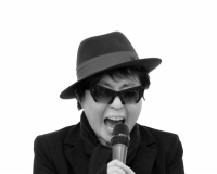 小野洋子来京办展 邀观众爬金梯子