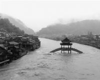 凤凰古城遇超历史洪水 木质结构风雨桥被冲垮
