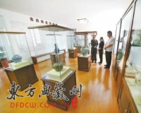 清不同时期瓷盘绘鱼有异:乾隆鱼肥 光绪鱼瘦