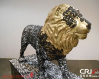 ʨ��˫��չ���ڰ��ž��У�50��ʨ�ӵ�������