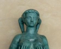 �����������ֶ�����Ʒչ�������к���Ů��