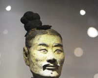 彩色秦兵马俑展出 跪射俑脸脸上有淡淡的绿色