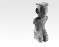 石跪坐人像:战俘还是巫师