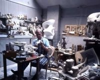 简约的高贵:亨利·摩尔现代雕塑启示