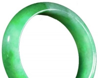 翡翠手镯坚挺依旧