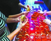 金价每克回落11元:豪客买下8只龙凤镯