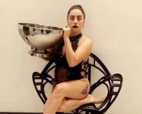 Lady Gaga把冰桶挑战变成行为艺术