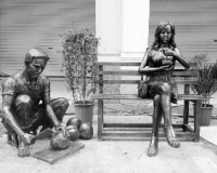 5座铜像雕塑在海口骑楼老街安家