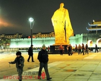 名人范仲淹雕像空降苏州火车站南广场