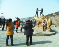 爬上景点雕塑留影该脸红吗