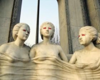 少女汉白玉雕塑遭恶搞