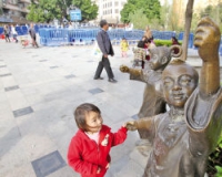 铜雕小孩遭人破坏多年未修复