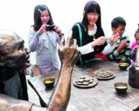 海口骑楼老街雕塑:凝固的音乐