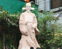 雕塑家创作的海南双璧成街景亮点