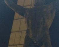 文化广场裸男雕像被人恶搞