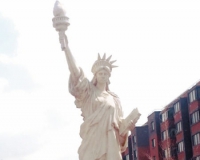 洋气小区里站着位山寨版自由女神像