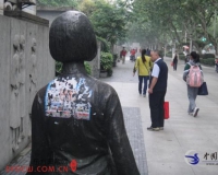 南京长江路铜像雕塑被贴小广告