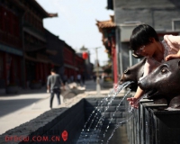 仿制十二兽首在太原展出意外成市民嬉水池