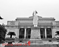 武汉剧院当年三座毛主席雕像:现在只剩一座