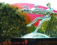 体育雕塑亮相南京街头