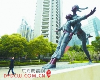 青奥体育雕塑亮相街头