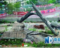 虎门烟枪雕塑塌了:底座现明显下沉和裂缝