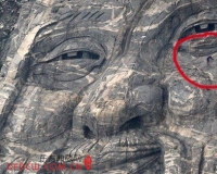 女蜘蛛侠为世界最大雕像洗脸累晕