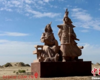新疆南部巨人之家雕塑开门揖客:形象为古羌人