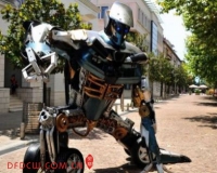 艺术家废弃物品打造逼真变形金刚