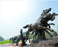 青奥村群雕作品《九骏》拆脚手架:领头马展英姿