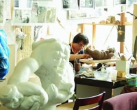 这种雕塑艺术风格可以尝试:人与物的稀奇搭配