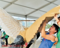 在洋湖湿地公园忙碌的雕塑大师