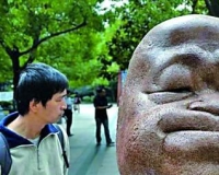 莫言雕塑亮相上海 神情憨厚被赞萌萌哒(图)