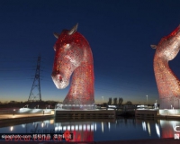 苏格兰巨型雕塑马头水鬼全身挂满红灯震撼亮相