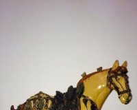 唐三彩陶马现身:揭失传雕瓷抓泥浇釉技法