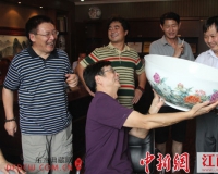 刘北宪雨夜访瓷都:中新社力助瓷器俏海外