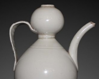 造型装饰风格美观的定窑葫芦型执壶