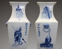 一对青花无双谱双狮耳方瓶