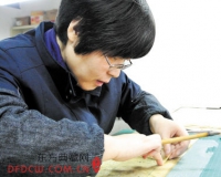 修复师用锅碗瓢盆给古籍整容