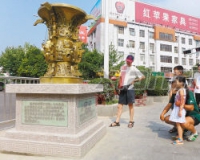 仿珍品青铜器扮靓宝鸡街头