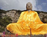 中国第一摩崖石刻蒙山大佛披800斤巨型僧袍