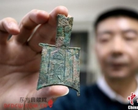 河南古币收藏者展示古代钱币
