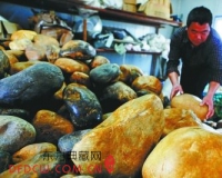 村民捡到一块黑皮玛瑙卖11万元