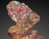 霞境仙游鸡血石摆件拍卖赏析