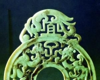 华美奇谲汉玉璧:雕拱身回首凤鸟 刻宜子孙篆书