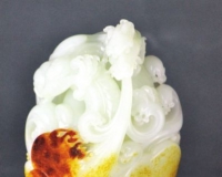 玉雕师因材施艺打造《祥龙吐瑞》