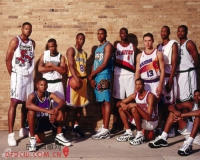 科比珍藏昔日球队老照片