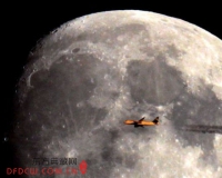 法国摄影师拍摄飞机驶向月球瞬间