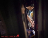 新加坡摄影师地铁抓拍众生百相